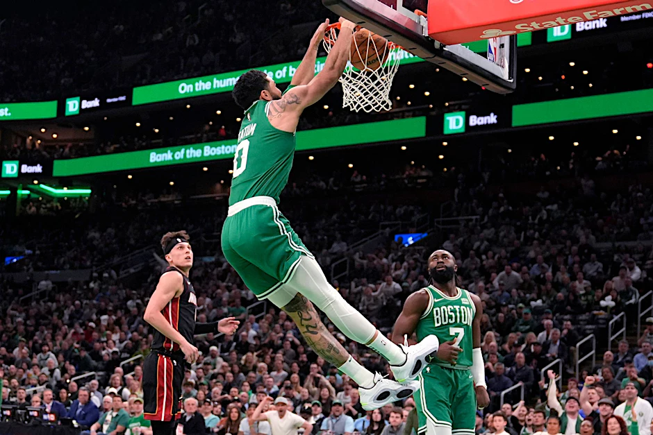 Celtics-Star Jayson Tatum beim Dunking.  