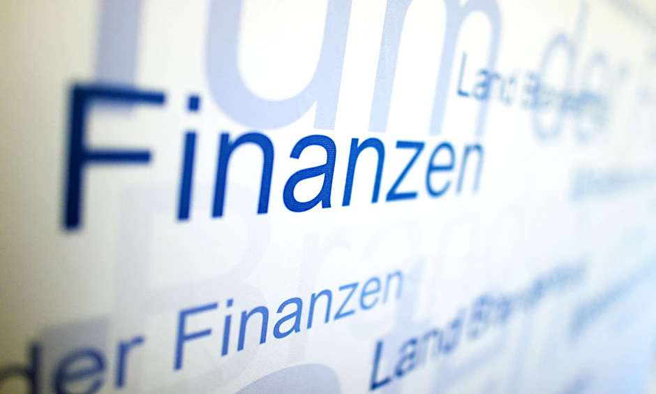 ARCHIV - Das Wort "Finanzen" ist im Finanzministerium in Potsdam zu lesen.  
