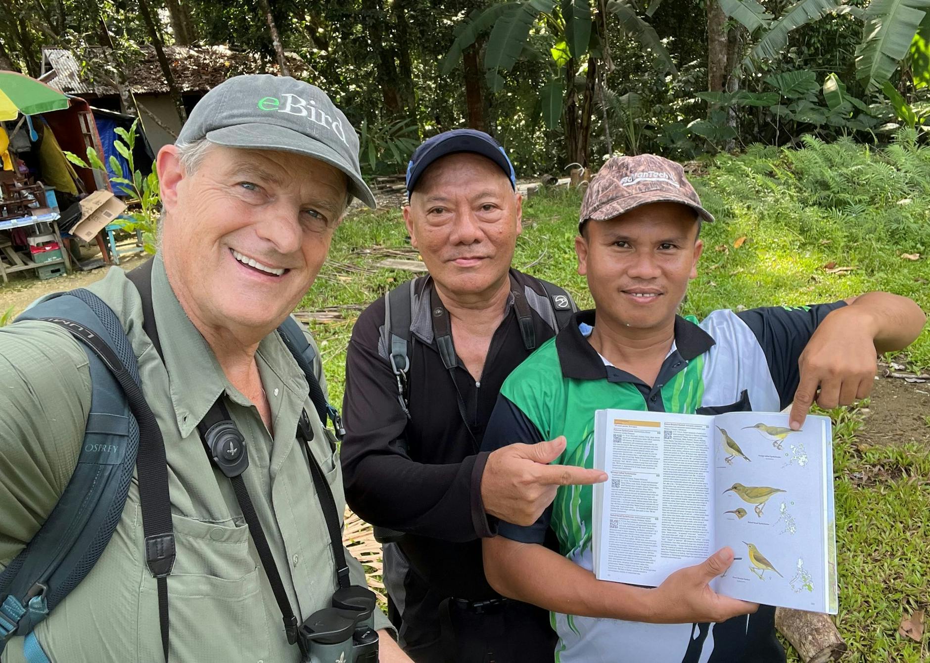 HANDOUT - Peter Kaestner (l) ist schon sein ganzes Leben lang leidenschaftlicher Vogelbeobachter.