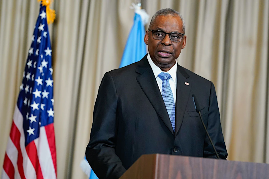 ARCHIV - US-Verteidigungsminister Lloyd Austin stellt ein milliardenschweres Militärhilfepaket für die Ukraine vor.  