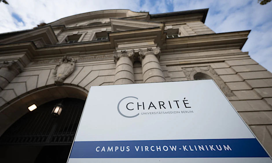 ARCHIV - Blick auf den Eingang des Charité Campus Virchow-Klinikum.  