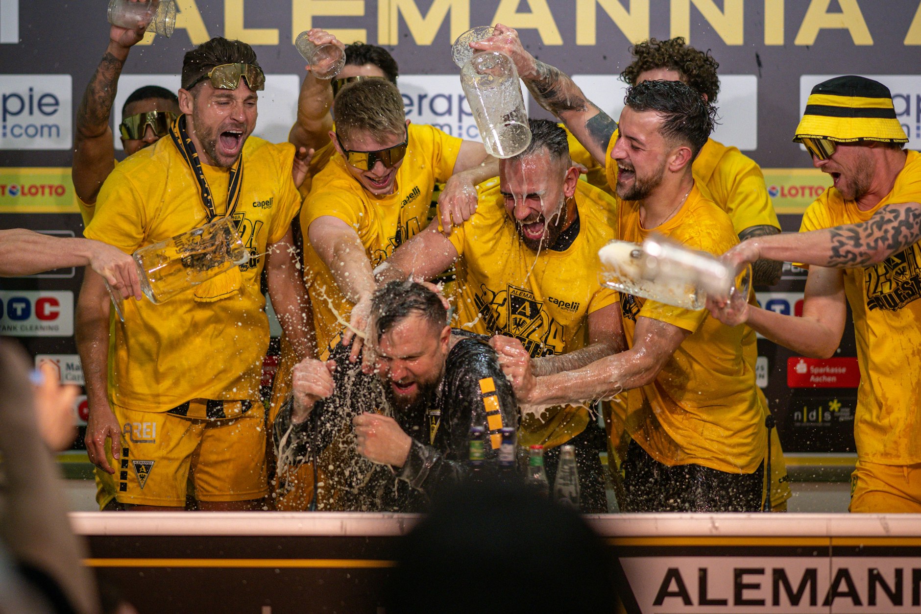 1:2 gegen Bocholt, was soll’s! Alemannia Aachen ist trotzdem Meister und Trainer Heiner Backhaus wird mit Bier geduscht.