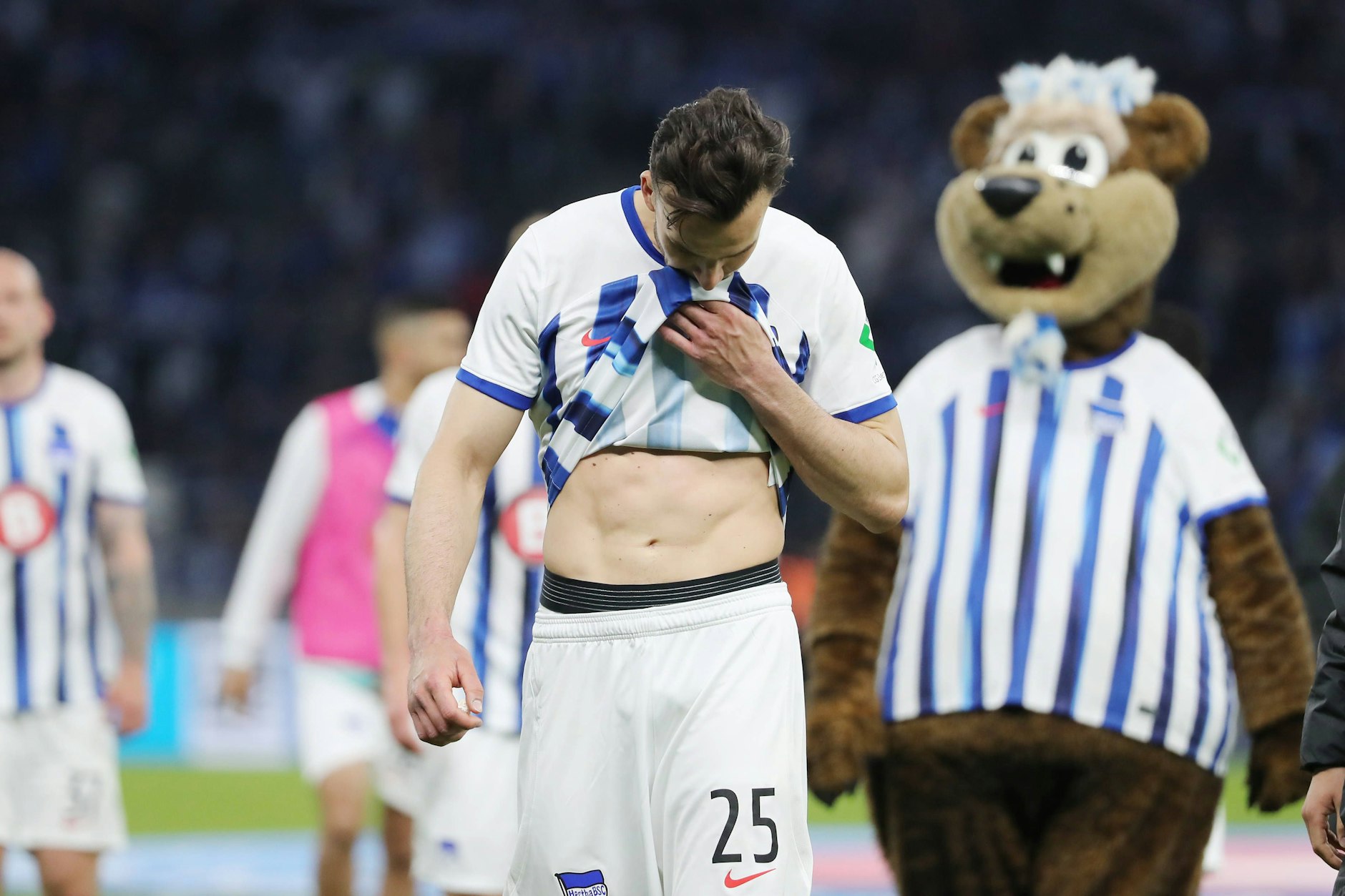 Bleibt gegen Hannover 96 ohne eigenen Treffer und schiebt Frust: Haris Tabakovic (29), Top-Torjäger von Hertha BSC