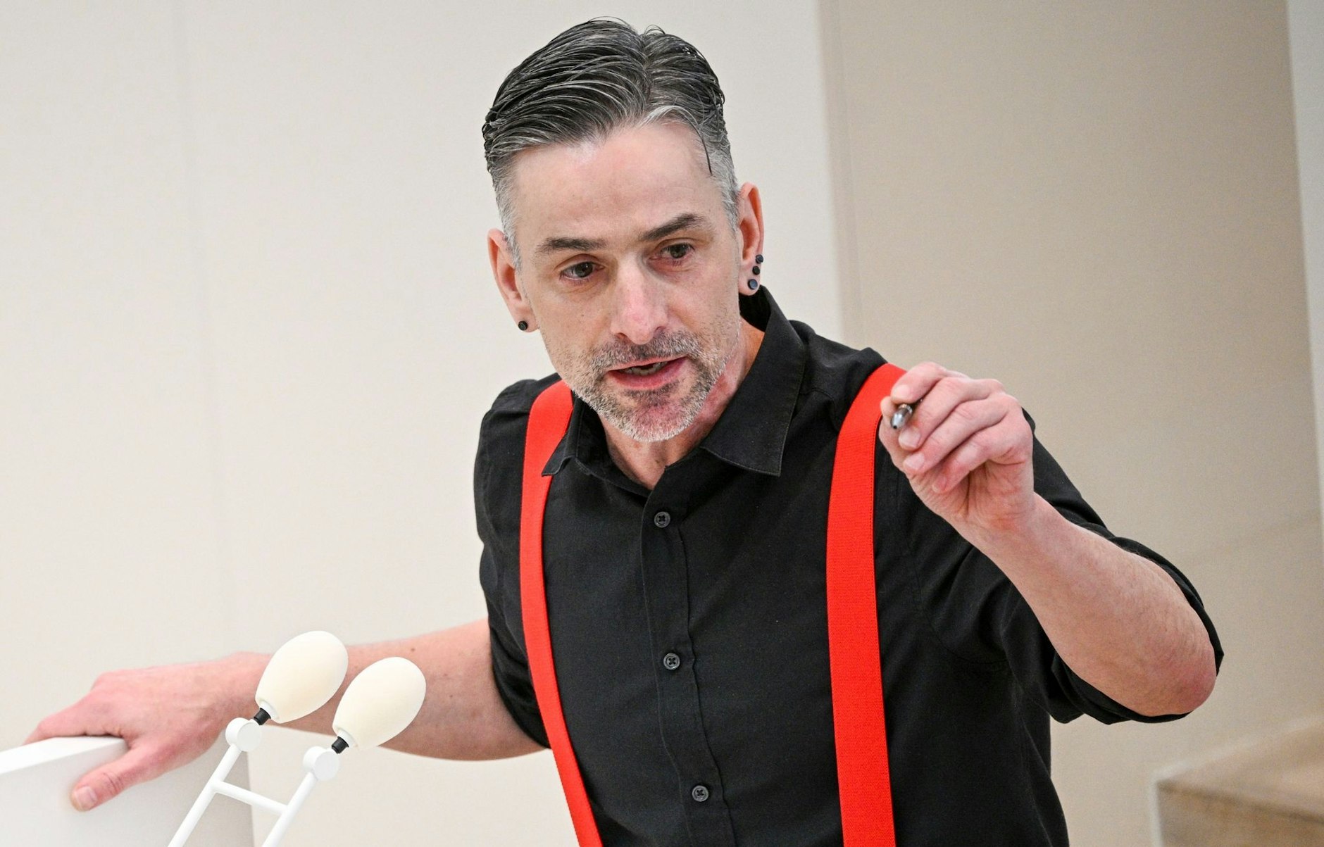 ARCHIV - Der Abgeordnete Uwe Adler (SPD) spricht bei der Plenarsitzung des Landtags Brandenburg.  