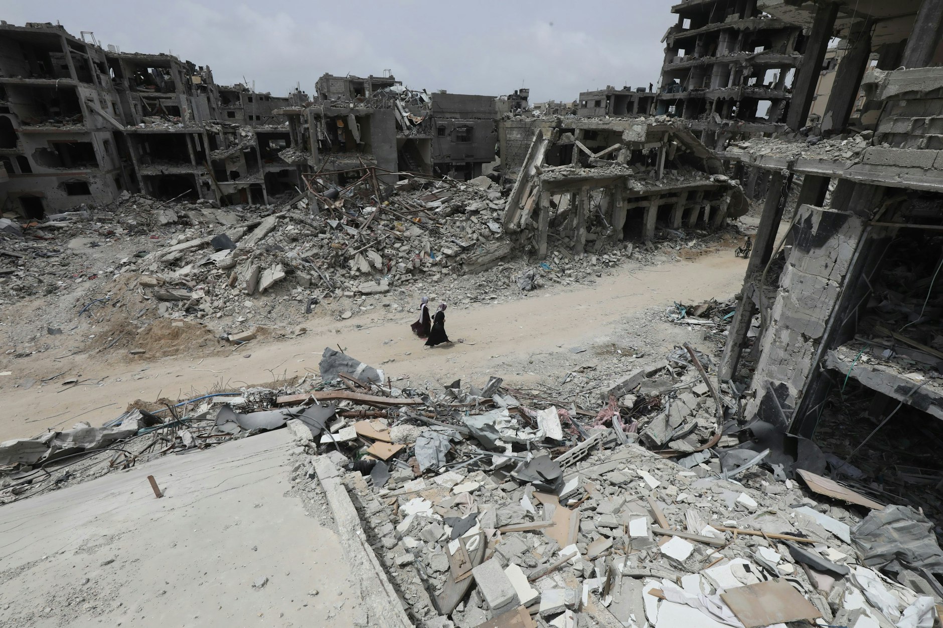 Zerstörte Häuser nach dem Rückzug der israelischen Armee aus Khan Junis. Die zweitgrößte Stadt im Gaza-Streifen steht seit 1994 unter palästinensischer Verwaltung.