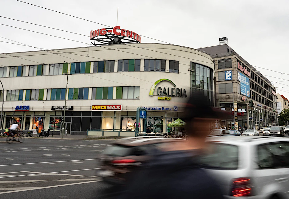 Der finanziell angeschlagene Warenhauskonzern Galeria Karstadt Kaufhof schließt 16 seiner 92 Filialen zum 31. August dieses Jahres. Auch die Filiale im Ring-Center in Berlin ist davon betroffen.&nbsp;