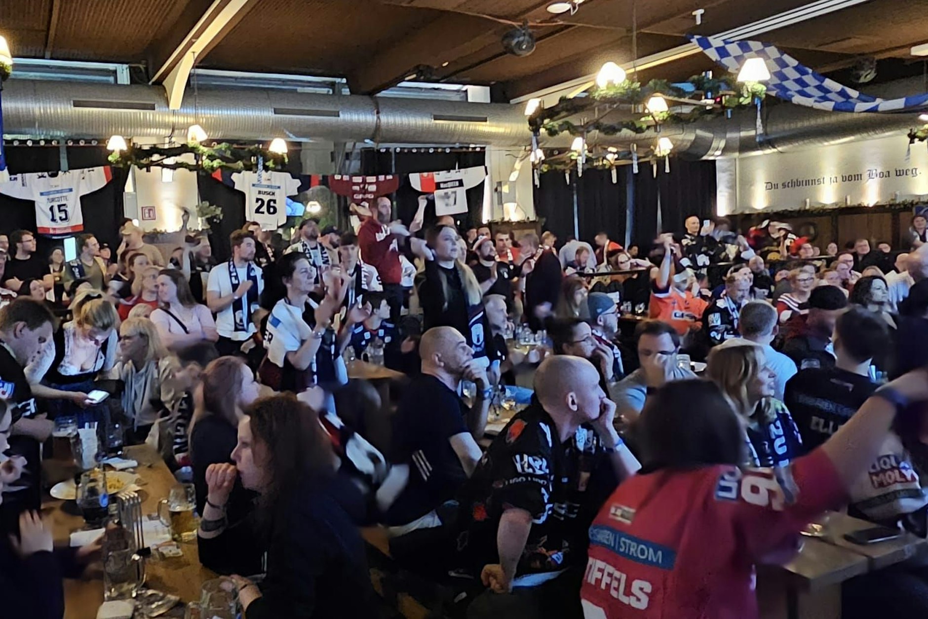 Das Hofbräuhaus am Alex ist während und nach dem fünften Finalspiel in Bremerhaven fest in Eisbären-Hand.