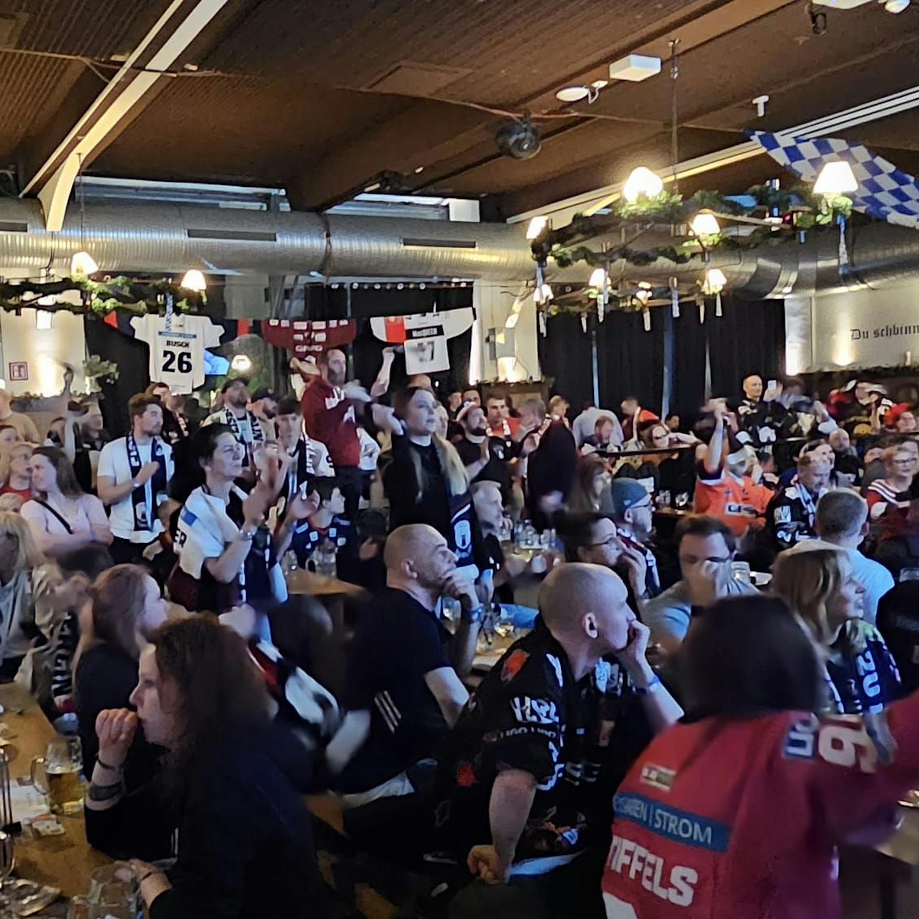 Meister-Jubel in Berlin: Im Hofbräuhaus sind die Eisbären los