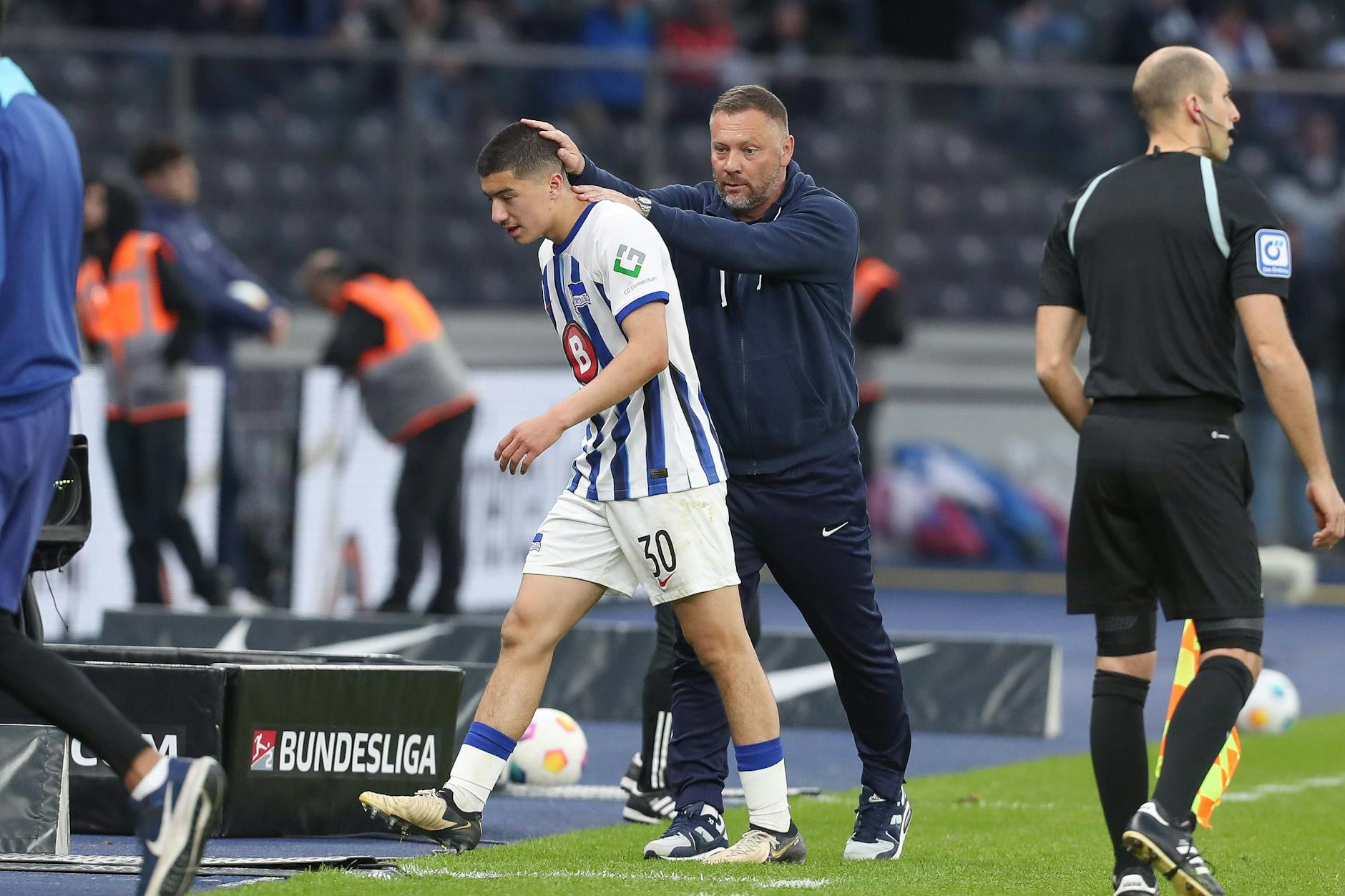 Bei seiner Auswechslung bekam Ibrahim Maza (18) einen Klapps auf den Hinterkopf von Hertha-Trainer Pal Dardai (48).