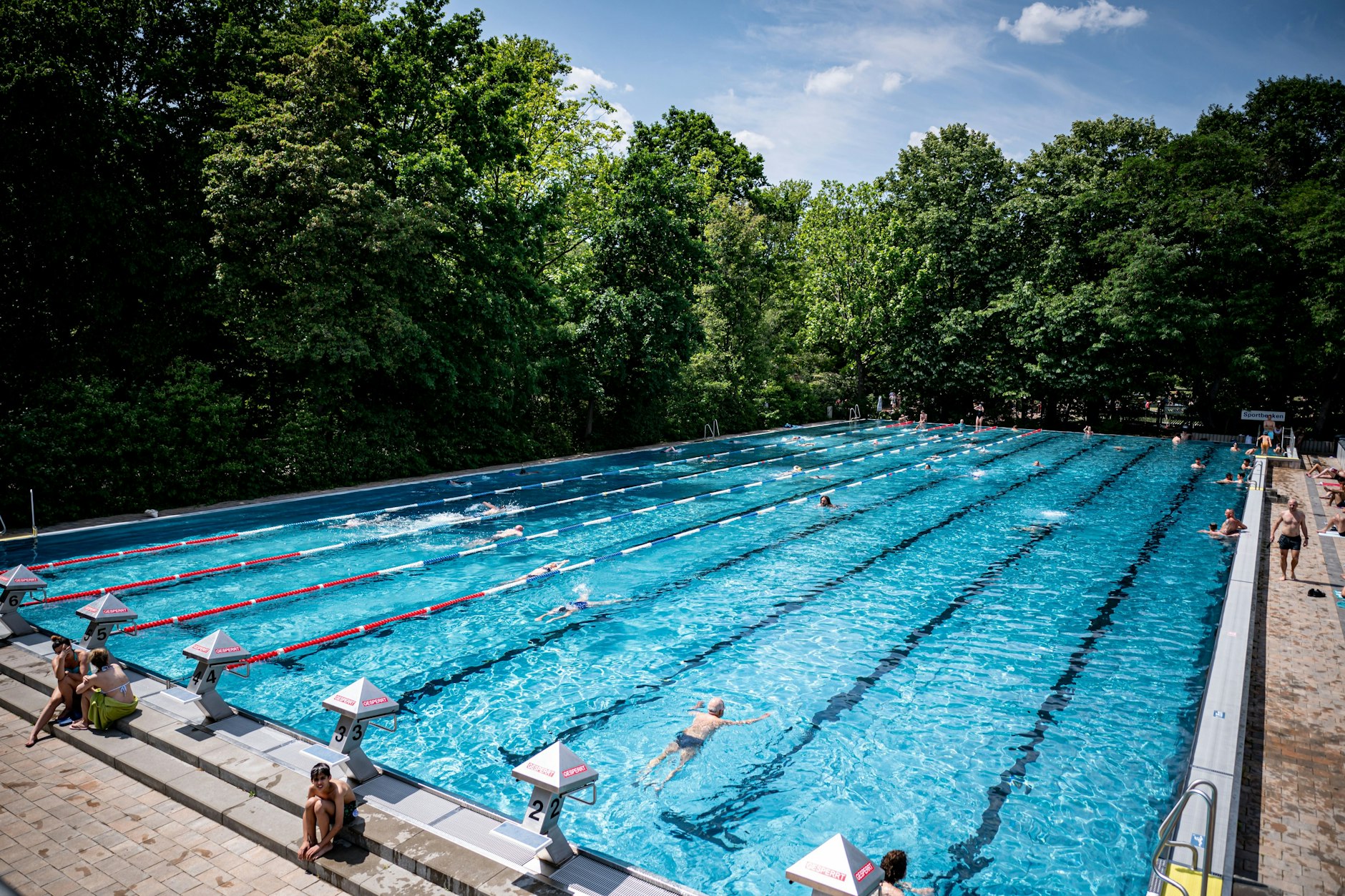 Besucher schwimmen im Sommer 2023 im Sommerbad Kreuzberg - Prinzenbad. Es öffnet wieder am 29. April.