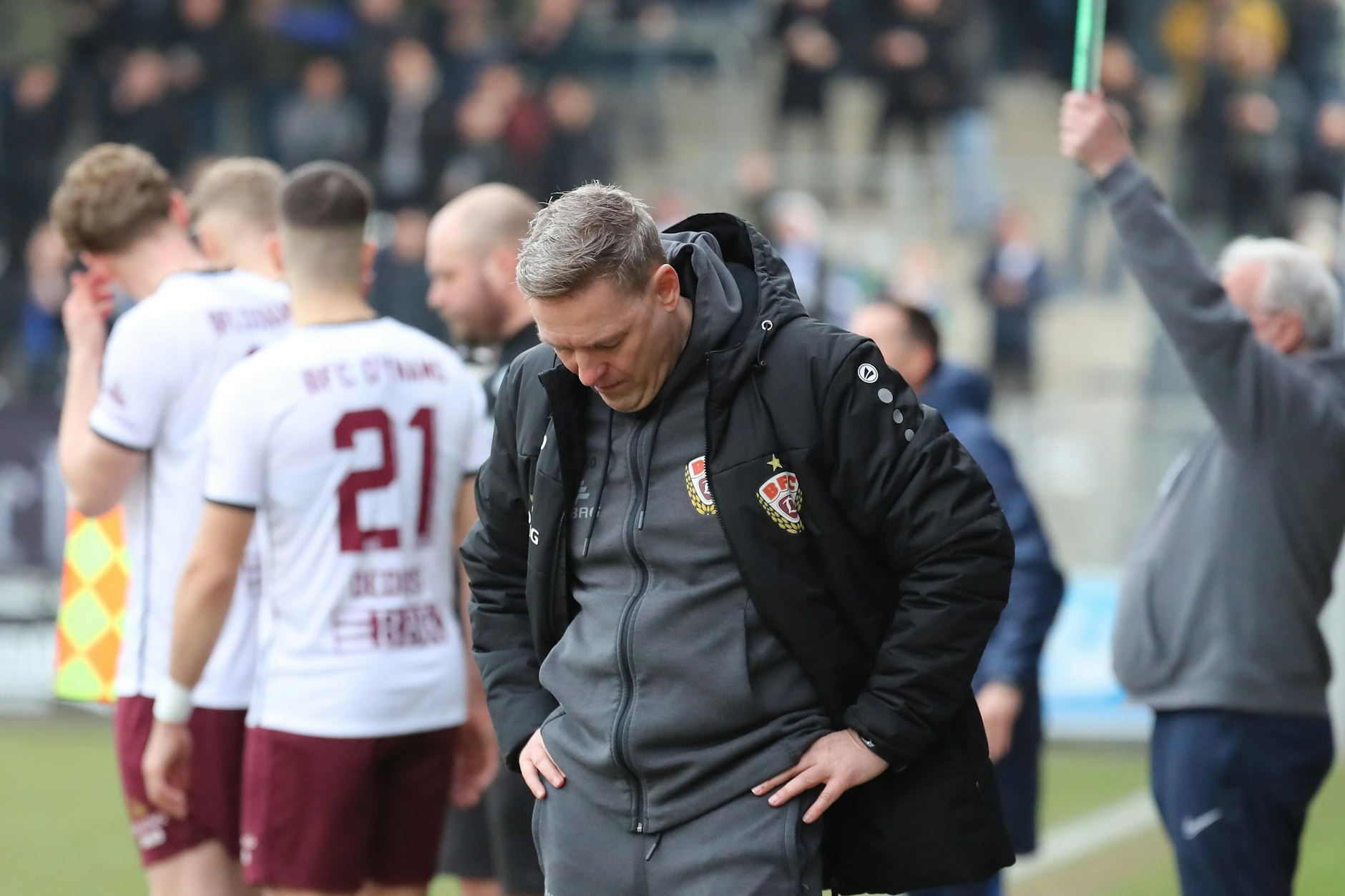 Schon während des Spiels seines BFC Dynamo in Rostock bei Hansa II ist Trainer Dirk Kunert ab und an der Verzweiflung nahe.