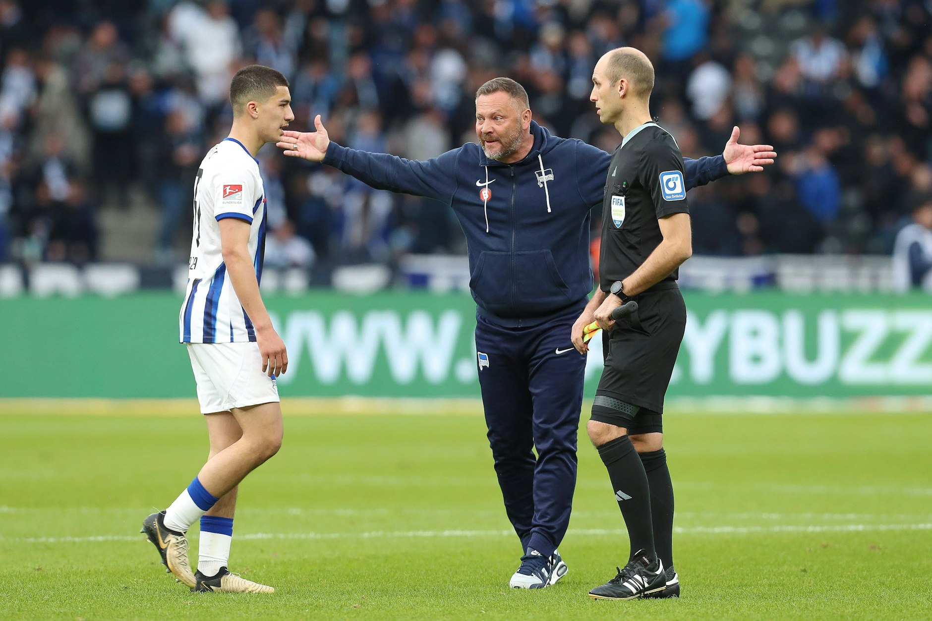 Mit dem Halbzeitpfiff raste Hertha-Trainer Pal Dardai auf seinen Spielmacher Ibrahim Maza los und schimpfte wild gestikulierend.