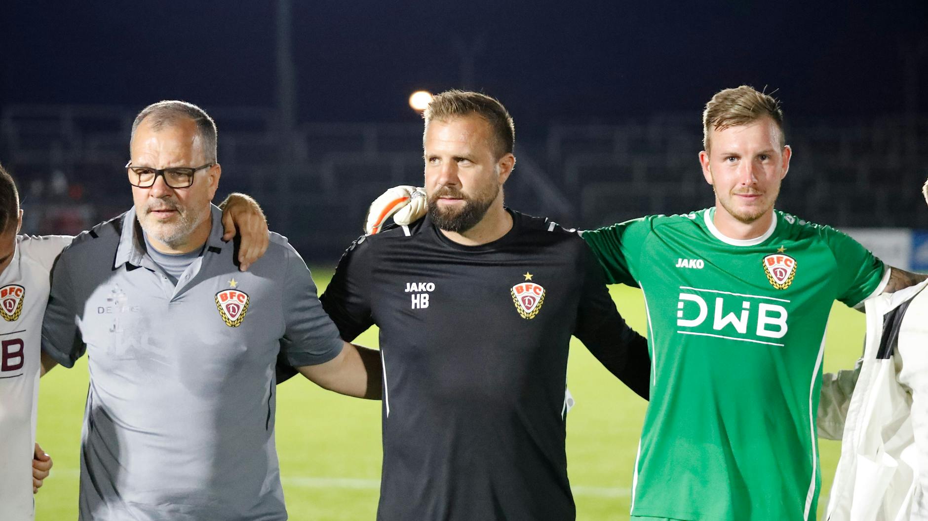 Nach dem 5. Spieltag ist Heiner Backhaus (M.) noch beim BFC Dynamo und mit Teammanager Jörn Lenz (l.) und Torwart Leon Bätge stolz aufs 2:1 gegen Carl Zeiss Jena, vor dem 6. Spieltag ist er weg.