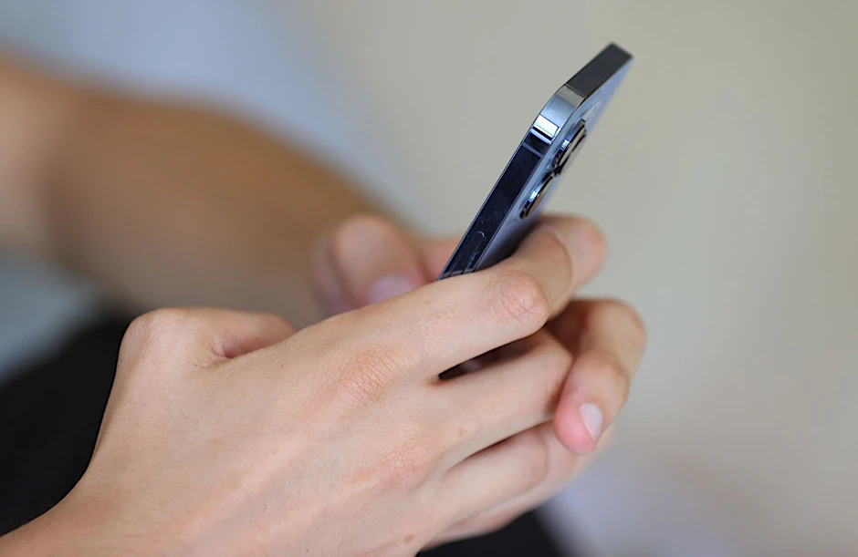 ARCHIV - Ein Jugendlicher hält ein Smartphone in den Händen.  