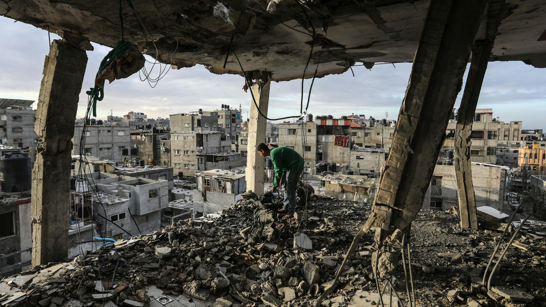 Ein Palästinenser steht in den Trümmern seines Hauses in Rafah, das bei einem israelischen Luftangriff zerstört wurde.