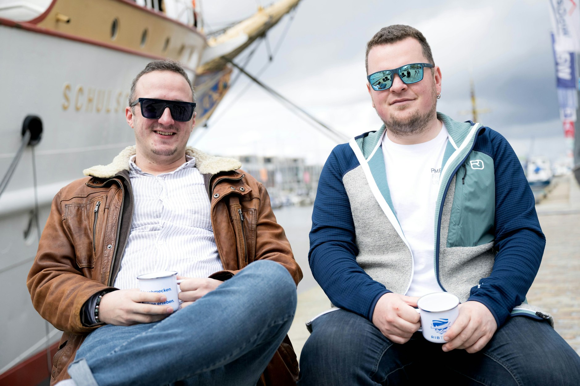 Hier sitzen Nico Flathmann (r) und Joschka Traue wirklich mal am Wasser. Die Witze-Erzähler sind so erfolgreich, dass sie im Herbst auf Tour gehen.