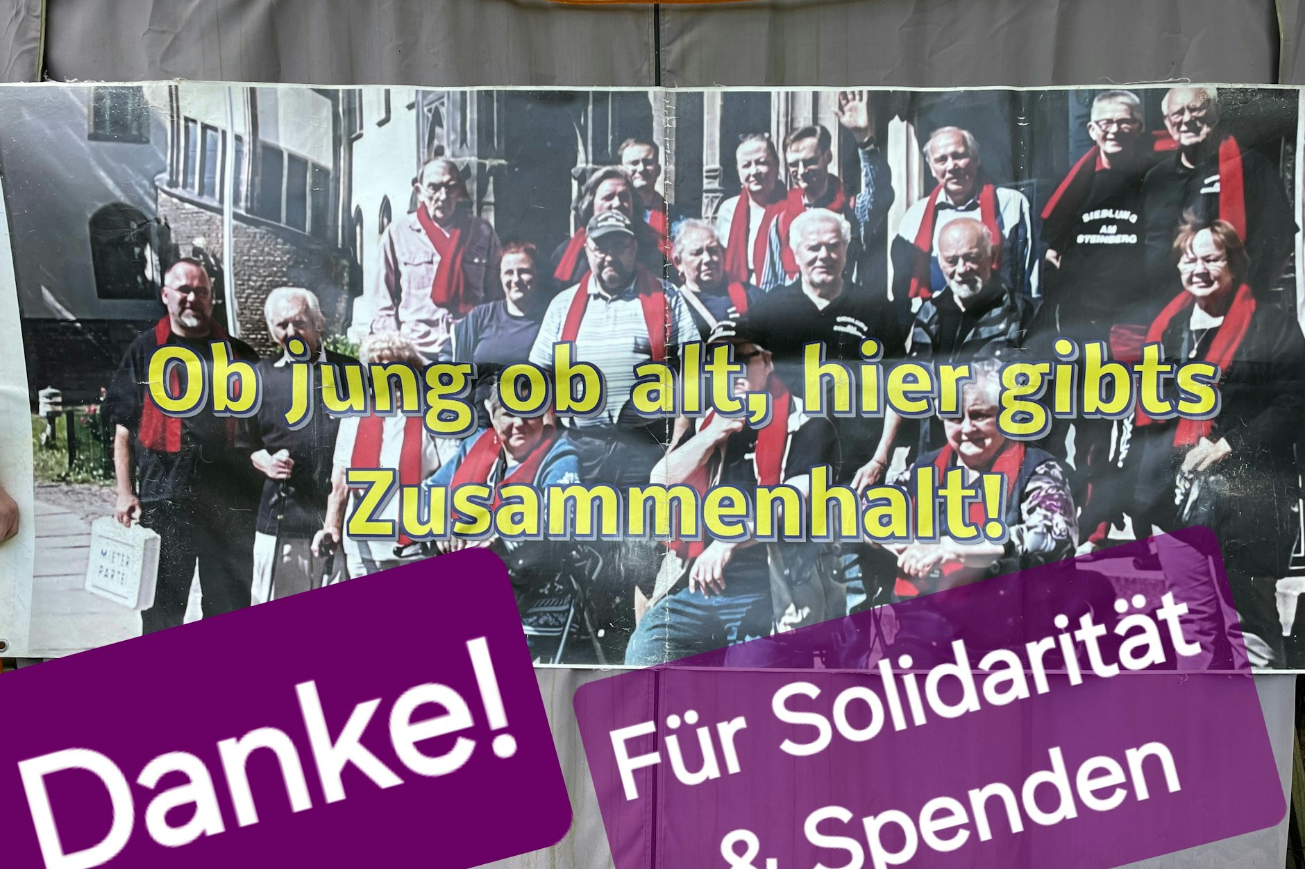 Mit einem Plakat bedanken sich die Mieter der Steinberg-Siedlung für ihre Solidarität und Spenden.