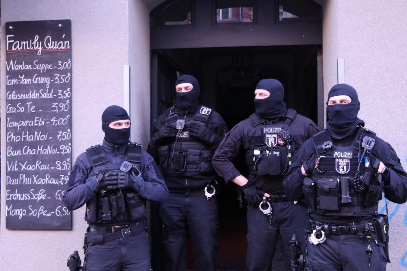 Polizisten bei einem Einsatz gegen Clankriminalität 