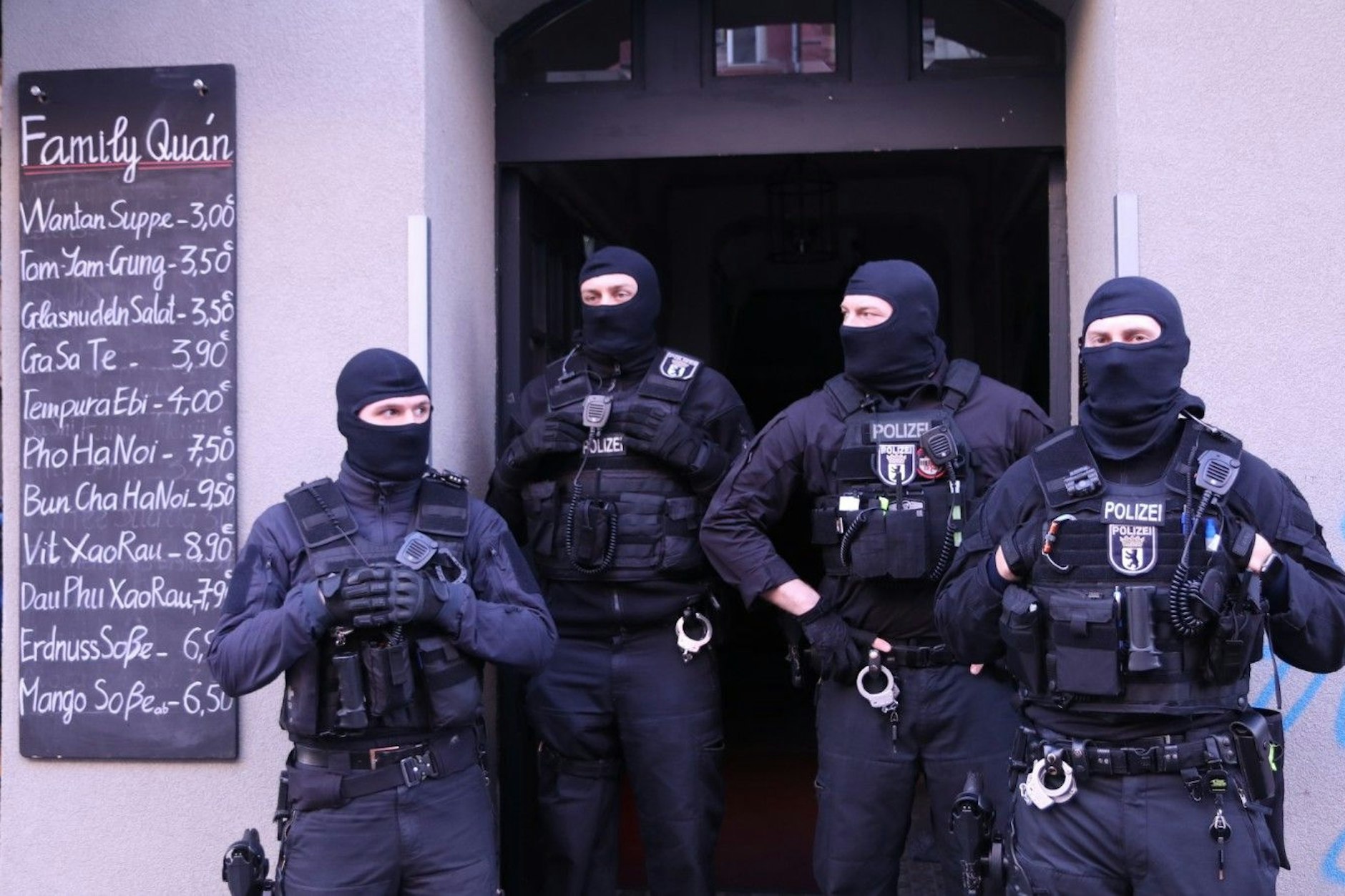 Polizisten bei einem Einsatz gegen Clankriminalität&nbsp;