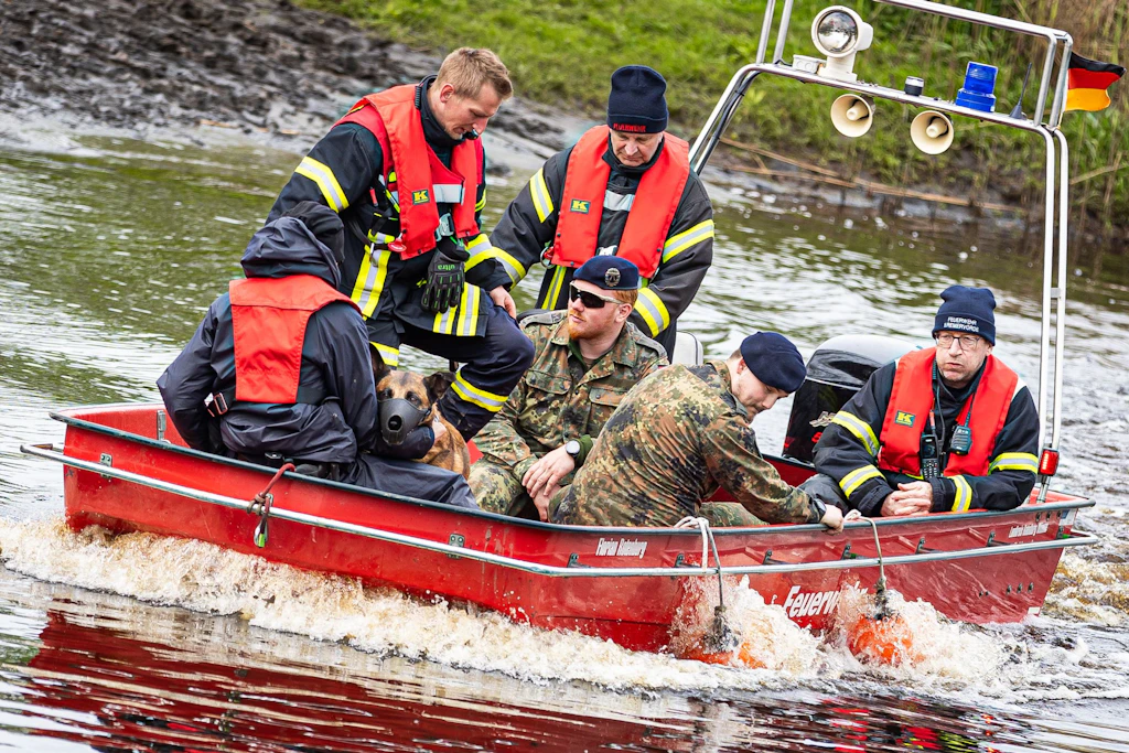 Die Zeit wird knapp: Helfer suchen auch in einem Fluss nach Arian (6)