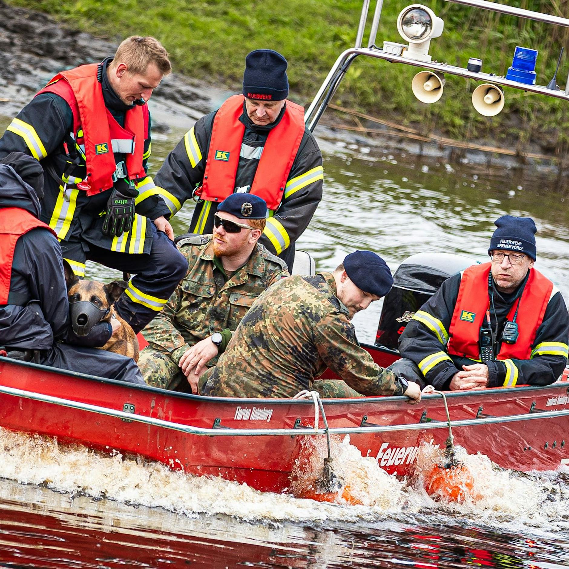 Die Zeit wird knapp: Helfer suchen auch in einem Fluss nach Arian (6)