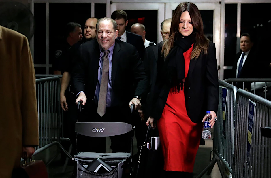 ARCHIV - Harvey Weinstein (Mitte l), Filmproduzent aus den USA, verlässt 2020 den Gerichtssaal.  