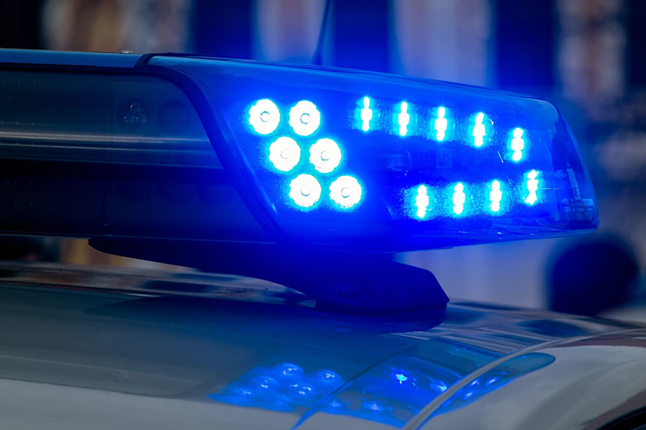 ARCHIV - Ein Blaulicht der Polizei leuchtet auf.  lbild/dpa