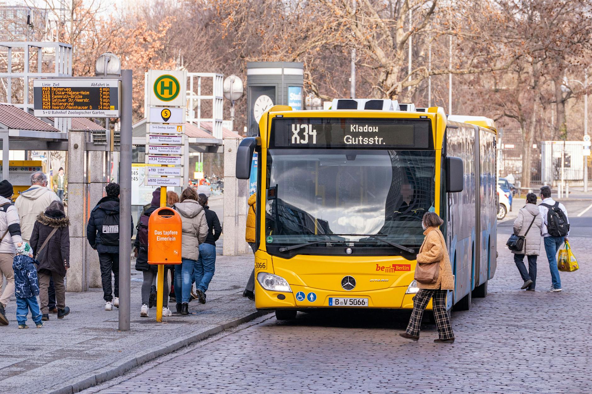 In Berlin-Kladow: Rentnerin (75) fällt vor BVG-Bus – tot!