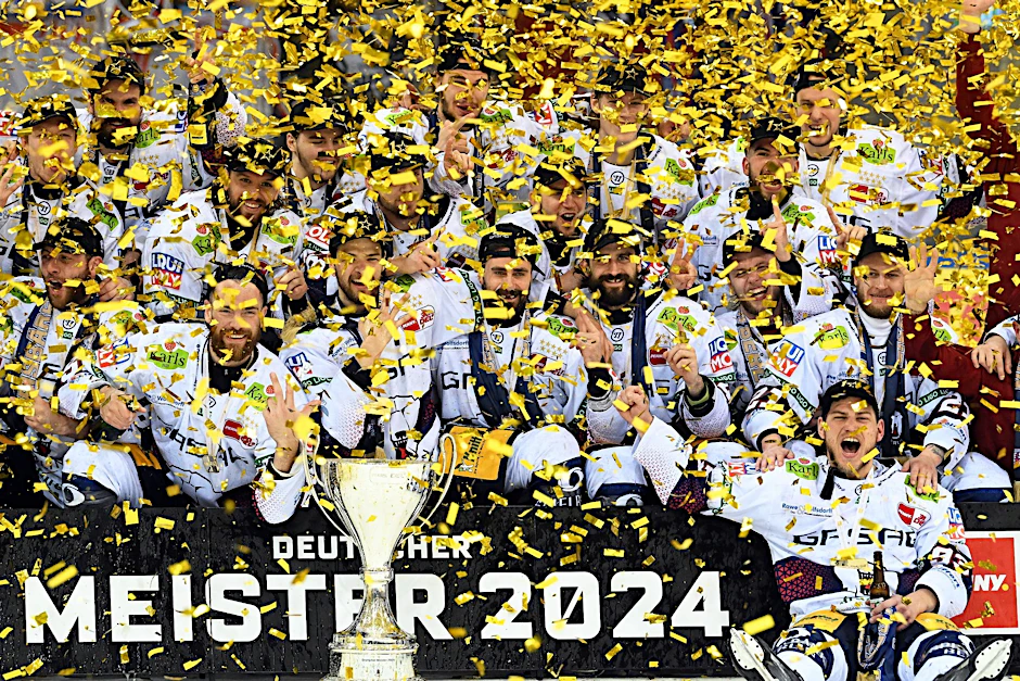 Die Eisbären Berlin gehen im Konfetti-Regen unter.&nbsp;