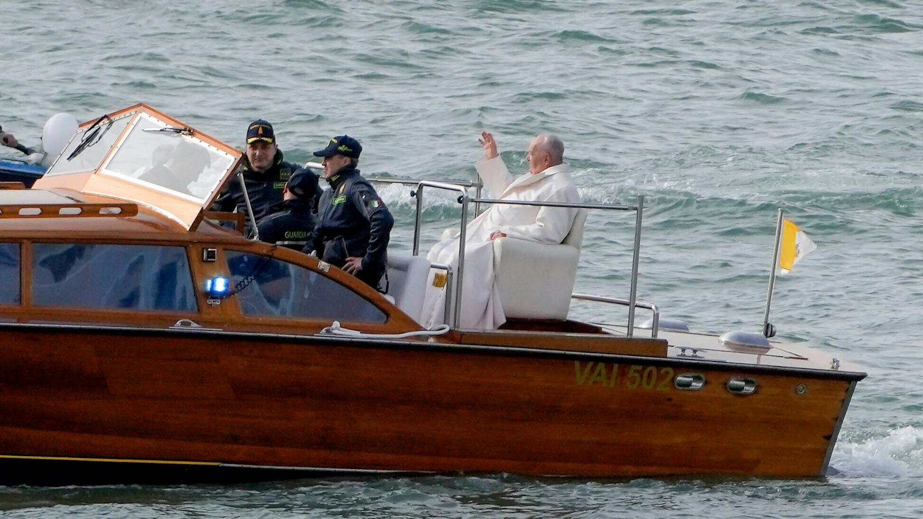 Papst Franziskus (r)  im Motorboot.