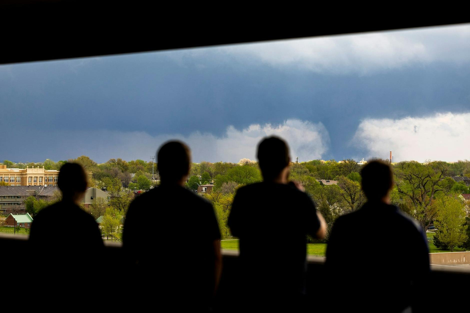 Die Gefahr im Blick: Menschen beobachten einen Tornado in Lincoln im US-Bundestaat Nebraska von einem Parkhaus aus. Star/AP/dpa
