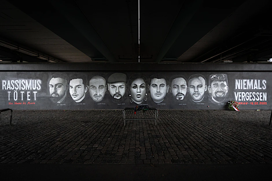 Unter der Friedensbrücke in Frankfurt am Main erinnert ein 27 Meter langes Gedenk-Graffiti an die Opfer des Anschlags in Hanau am 19. Februar 2020.