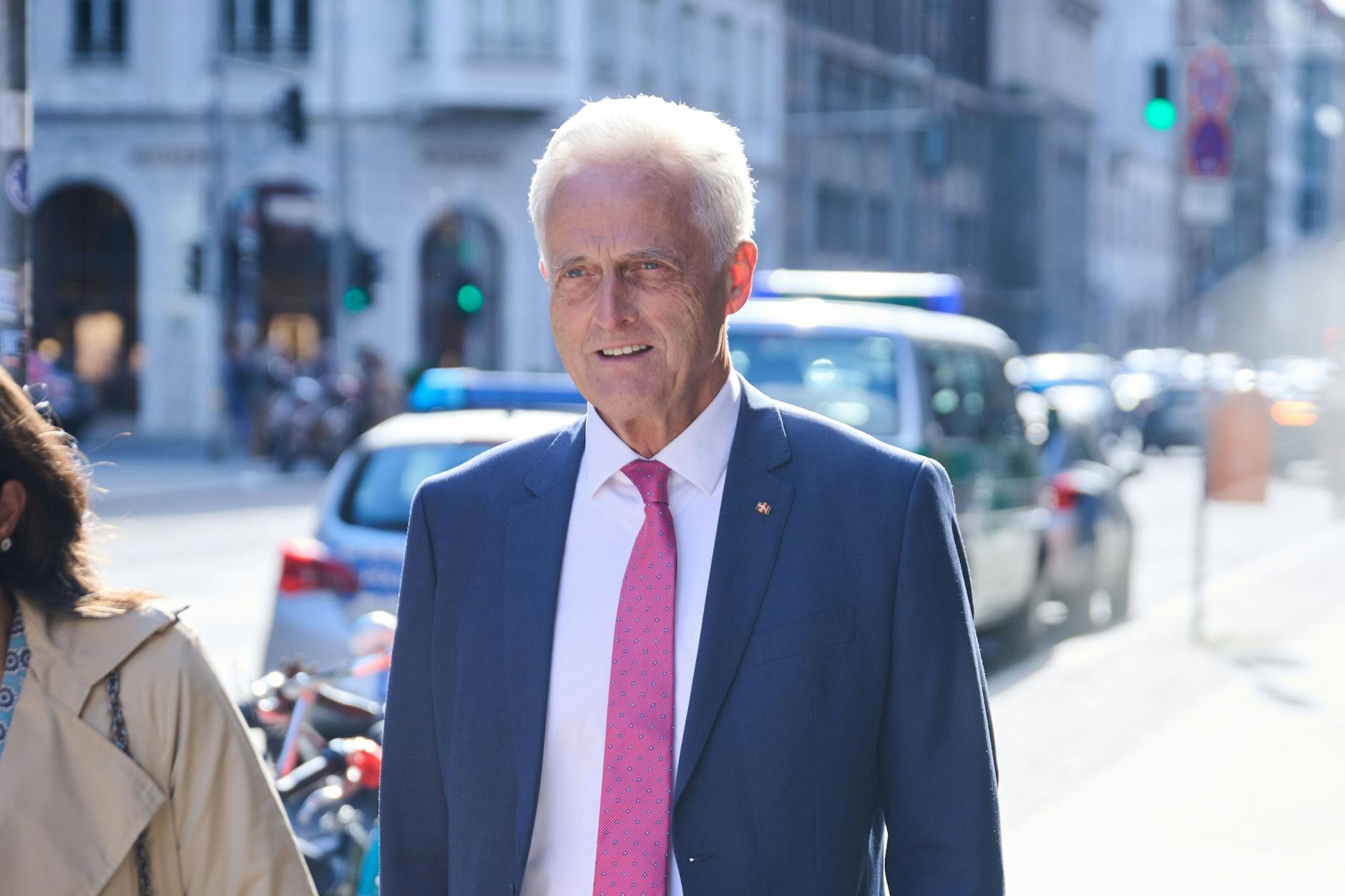 Auch Peter Ramsauer (CSU) feiert Schröders Geburtstag nach.