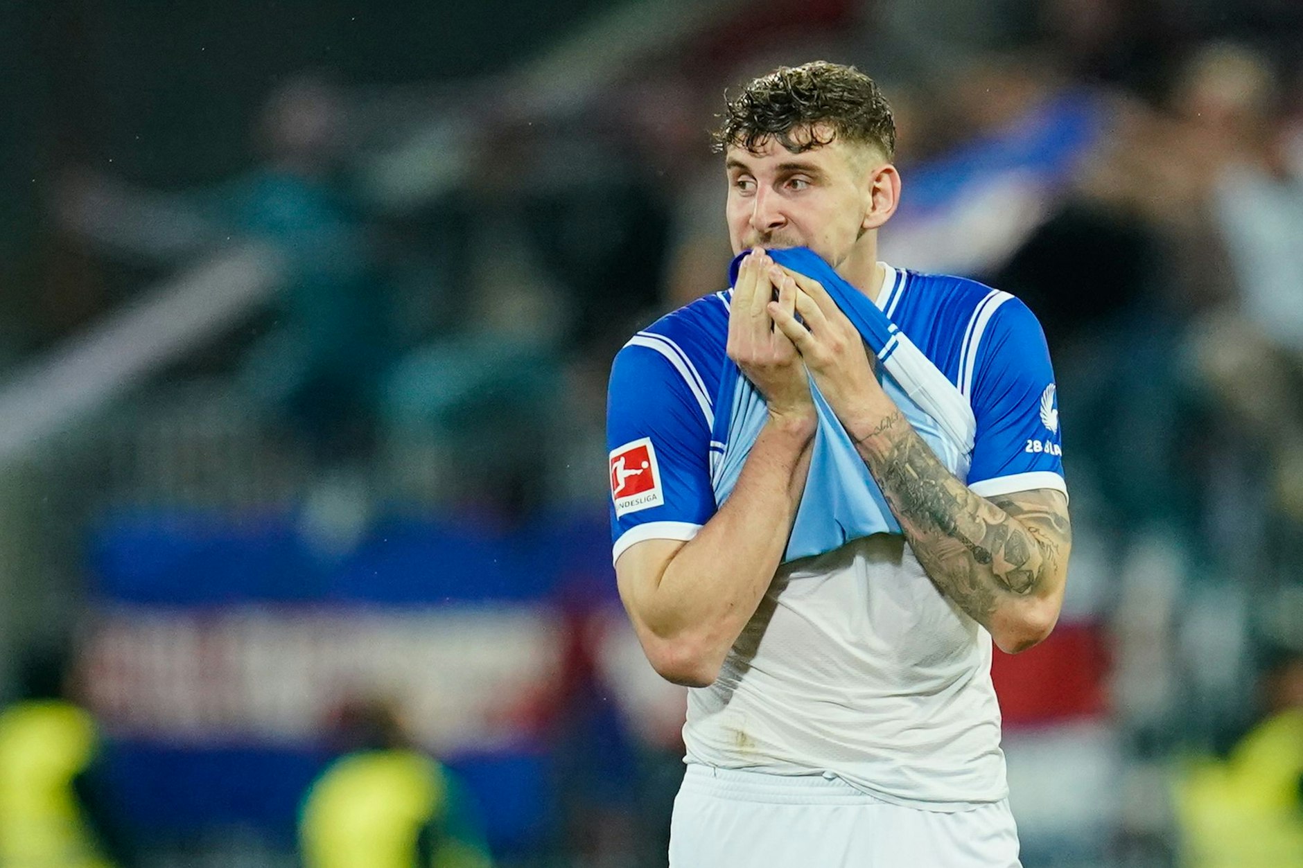 Darmstadts Matej Maglica zieht sein Trikot ins Gesicht. Sein Verein steht als Absteiger aus der Bundesliga fest.