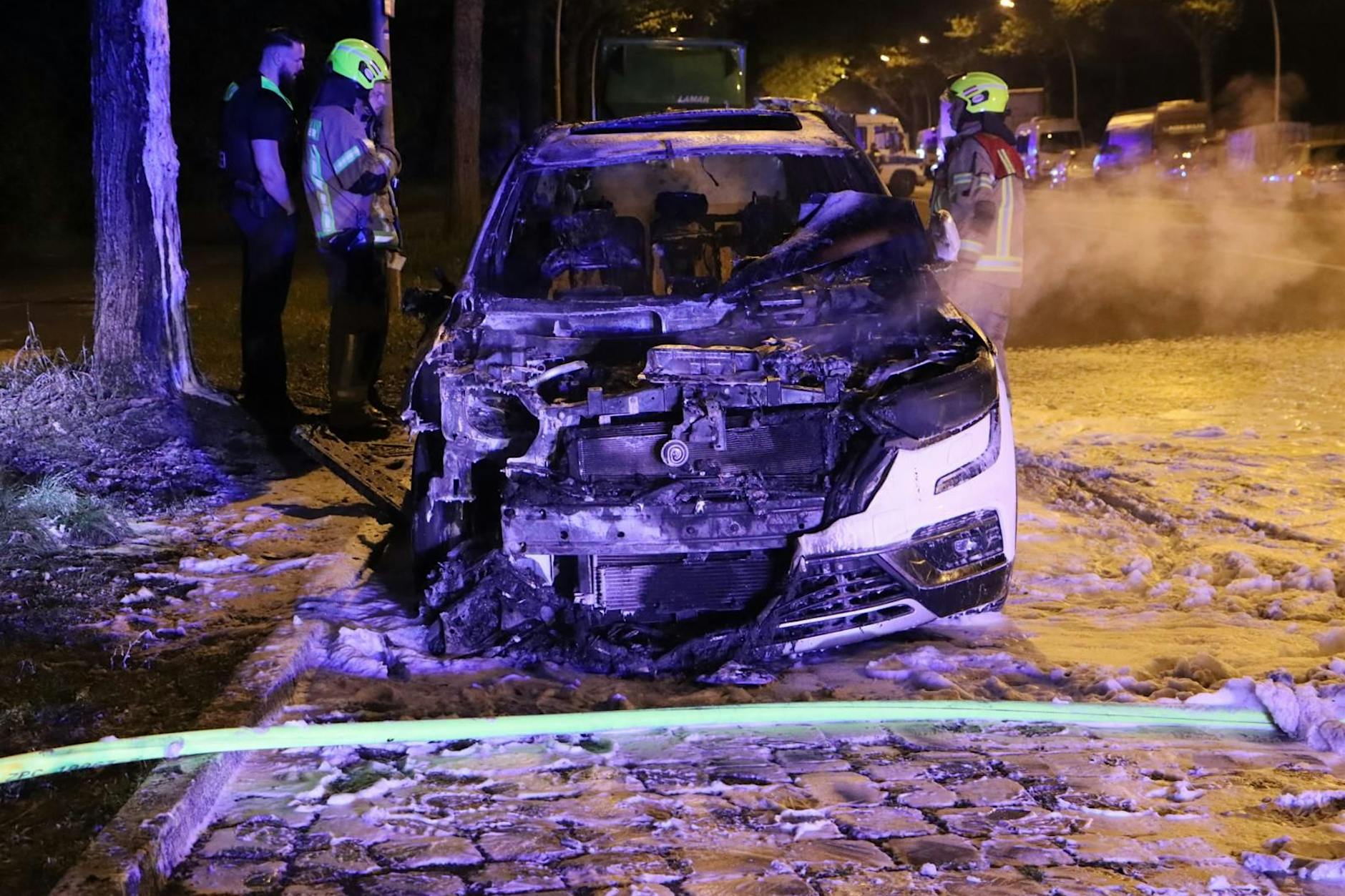 Feuerteufel in Berlin? Mehrere Autos brennen in Neukölln
