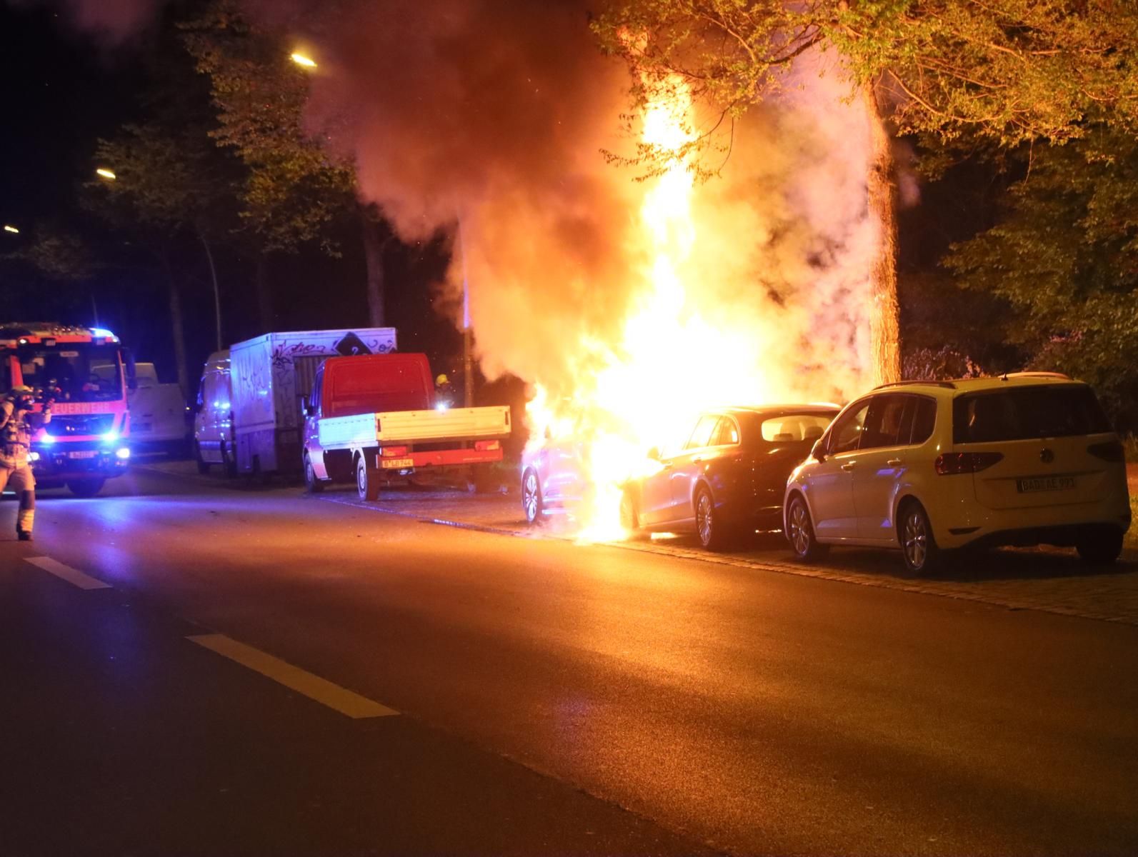 Schwere Brandstiftung: Autos in Berlin stehen in Flammen