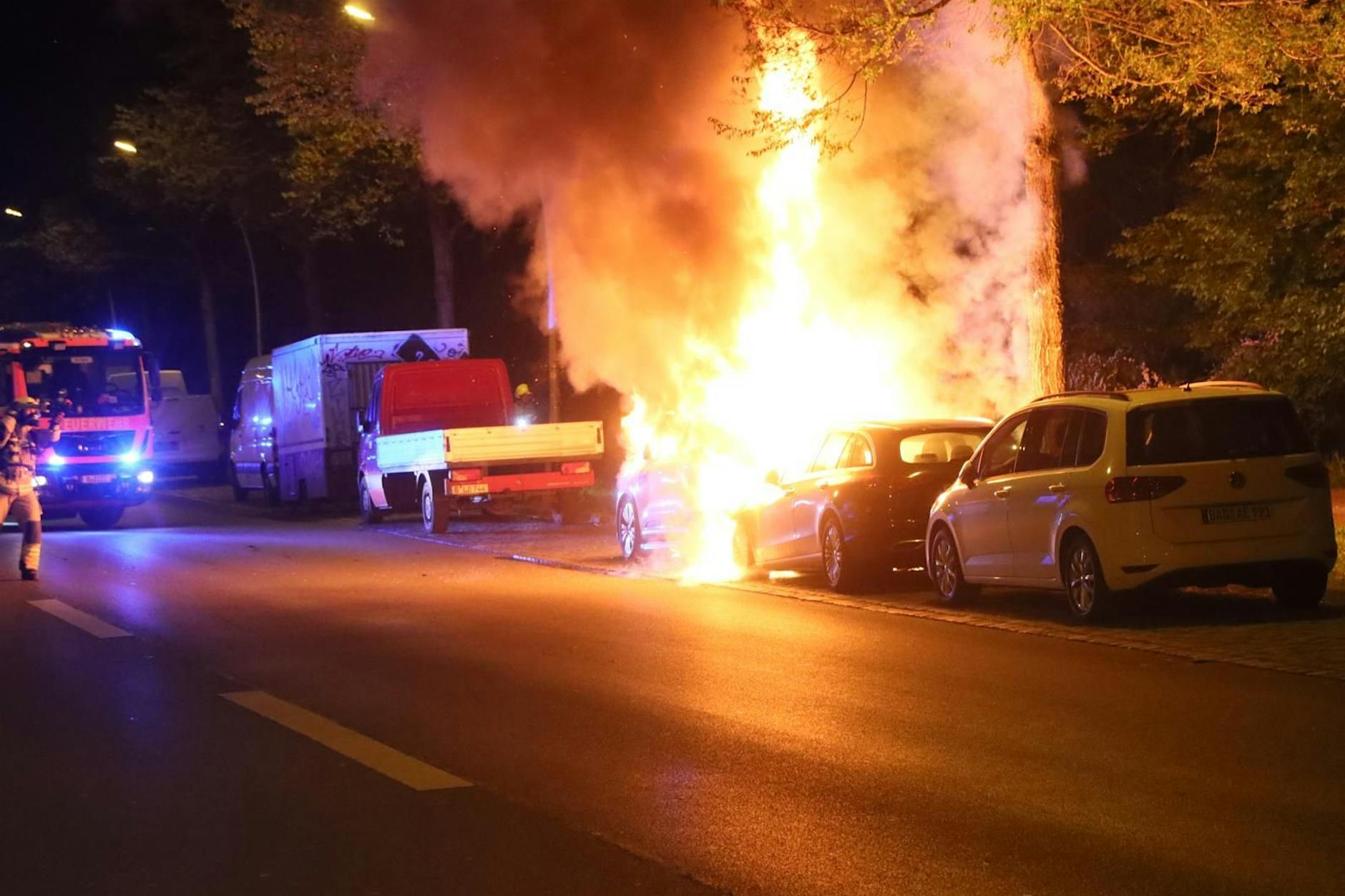 Schwere Brandstiftung: Autos in Berlin stehen in Flammen