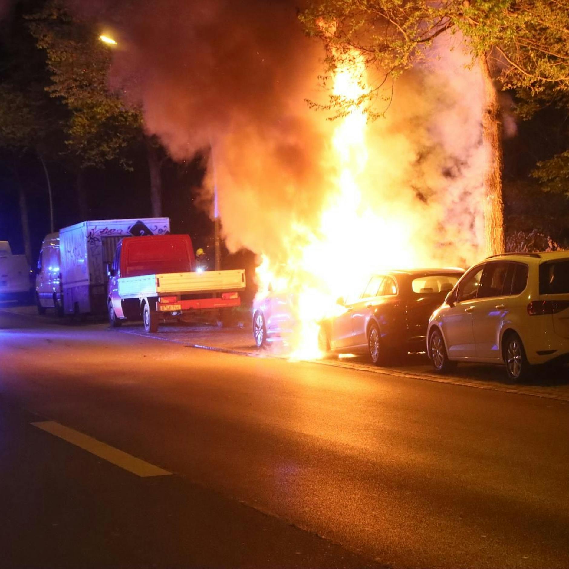 Schwere Brandstiftung: Autos in Berlin stehen in Flammen
