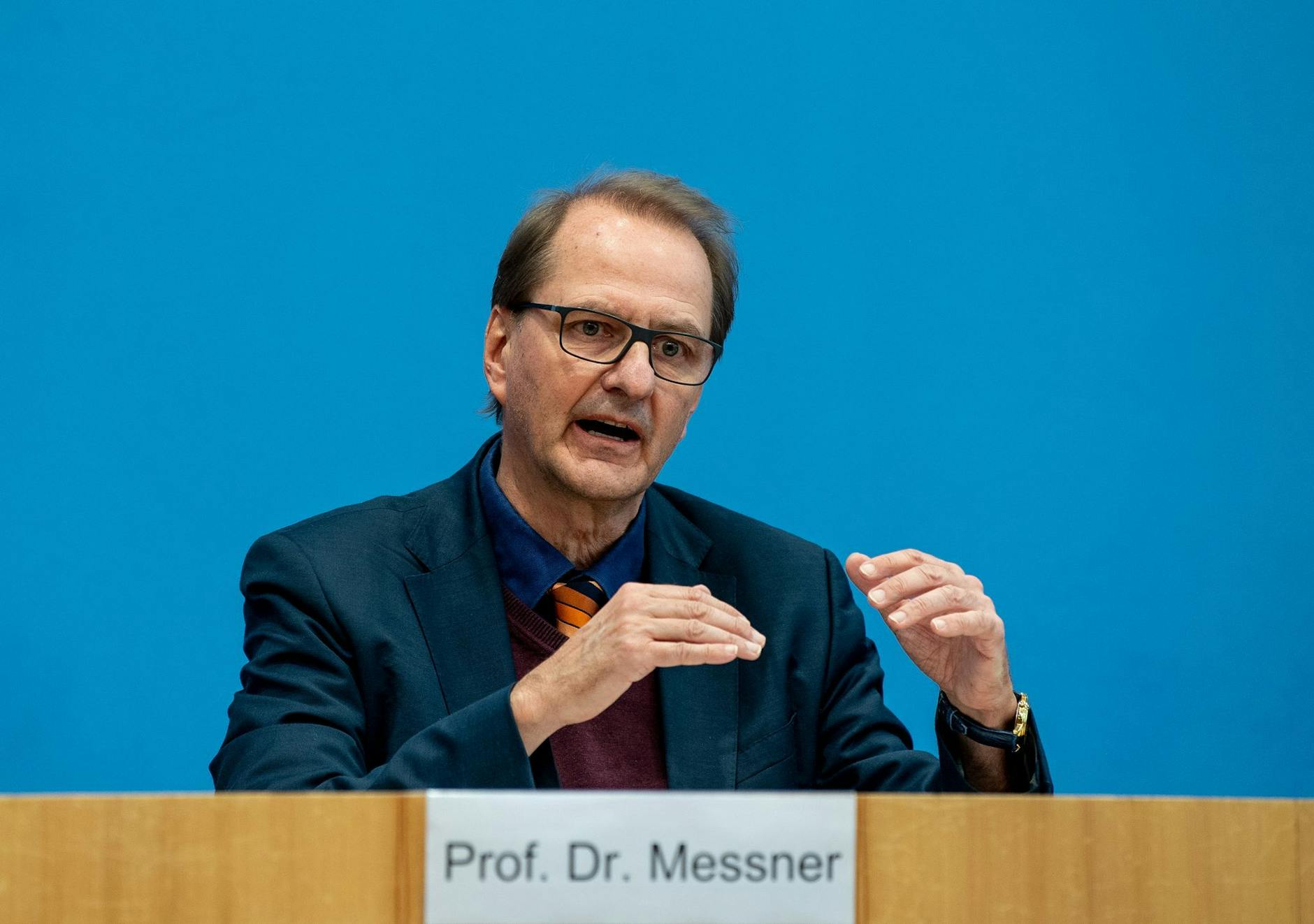 ARCHIV - Dirk Messner, Präsident des Umweltbundesamtes, spricht auf einer Pressekonferenz.