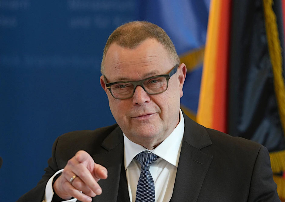 ARCHIV - Michael Stübgen (CDU), Minister des Innern und für Kommunales von Brandenburg, spricht während einer Pressekonferenz.  