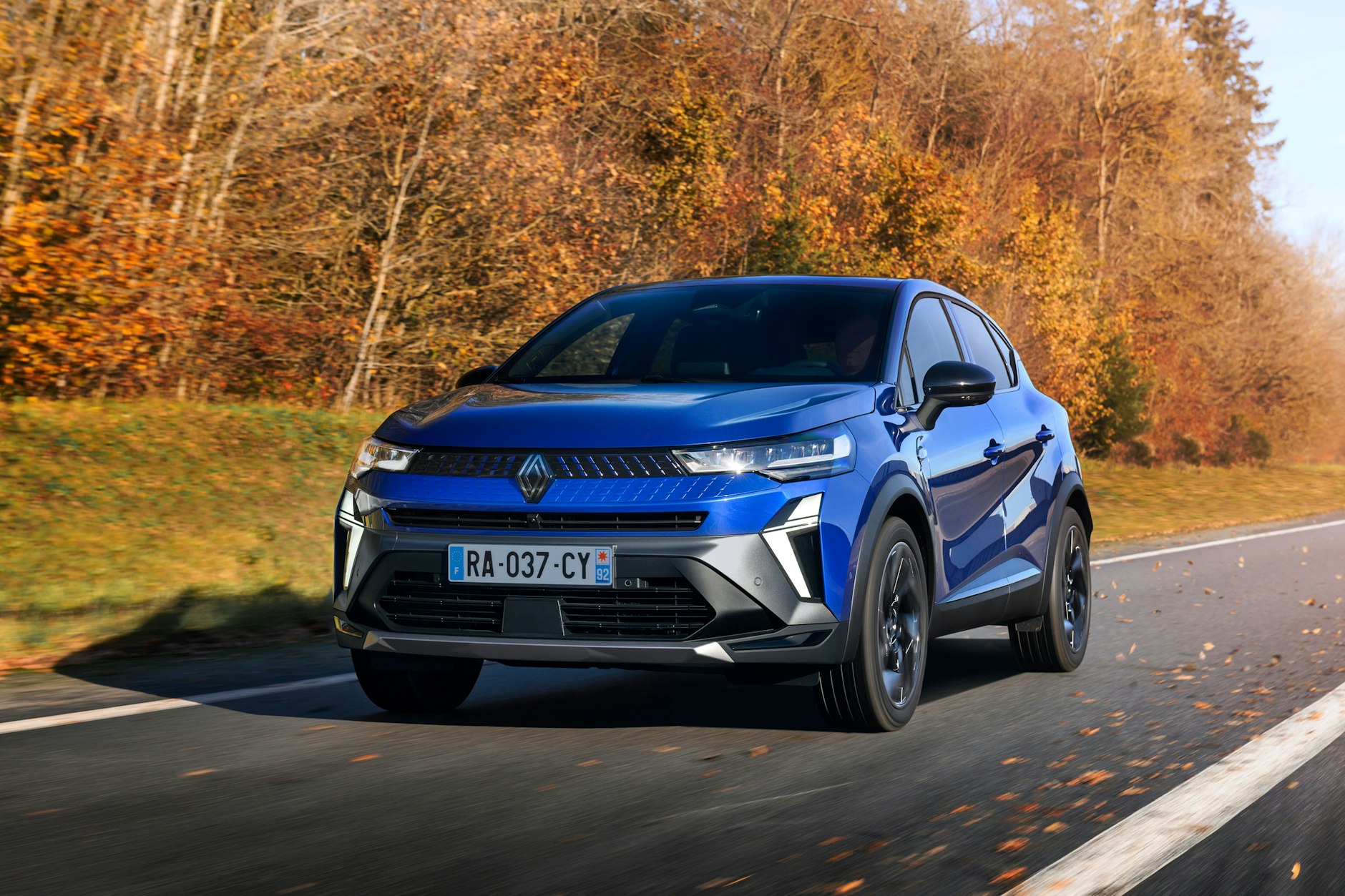 Klare Linien mit Schraffuren: Die Front des Renault Captur wurde überarbeitet.