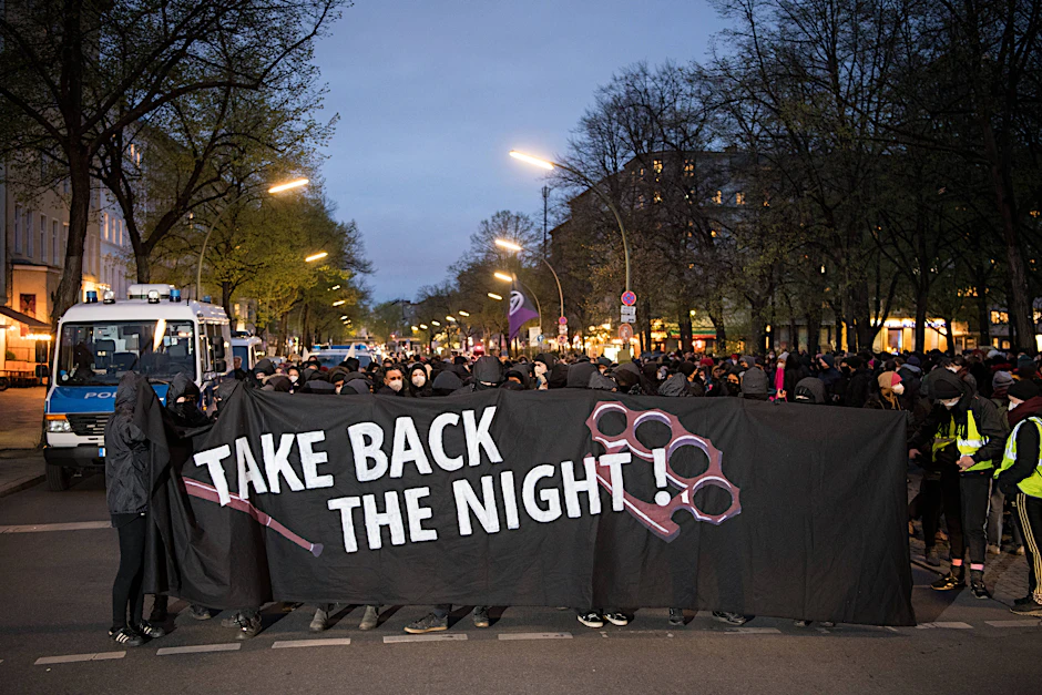 Teilnehmerinnen der feministischen Demonstration „gegen Sexismus und patriarchale Gewalt“ Take back the Night.