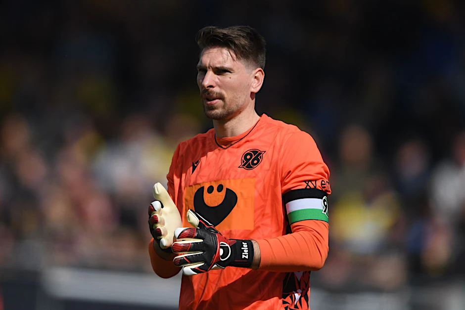 ARCHIV - Torwart Ron-Robert Zieler hat seinen Vertrag in Hannover verlängert.  