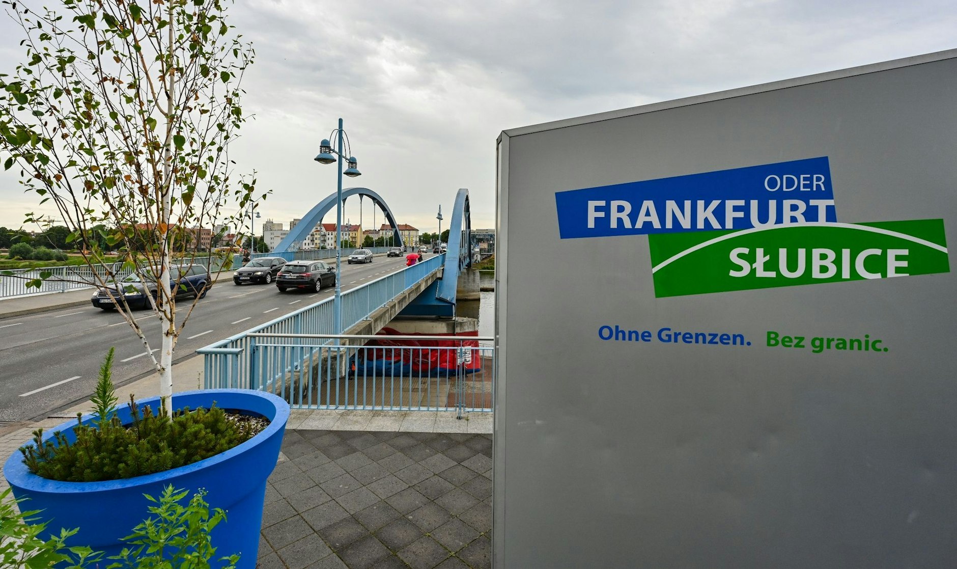 ARCHIV - Der Grenzübergang Stadtbrücke in Frankfurt (Oder) über den Grenzfluss Oder zur polnischen Stadt Slubice.  a