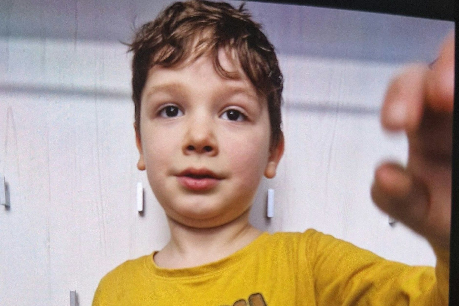 Seit Montagabend spurlos verschwunden: Arian (6). Er trägt dieses orange Shirt und schwarze Leggings.
