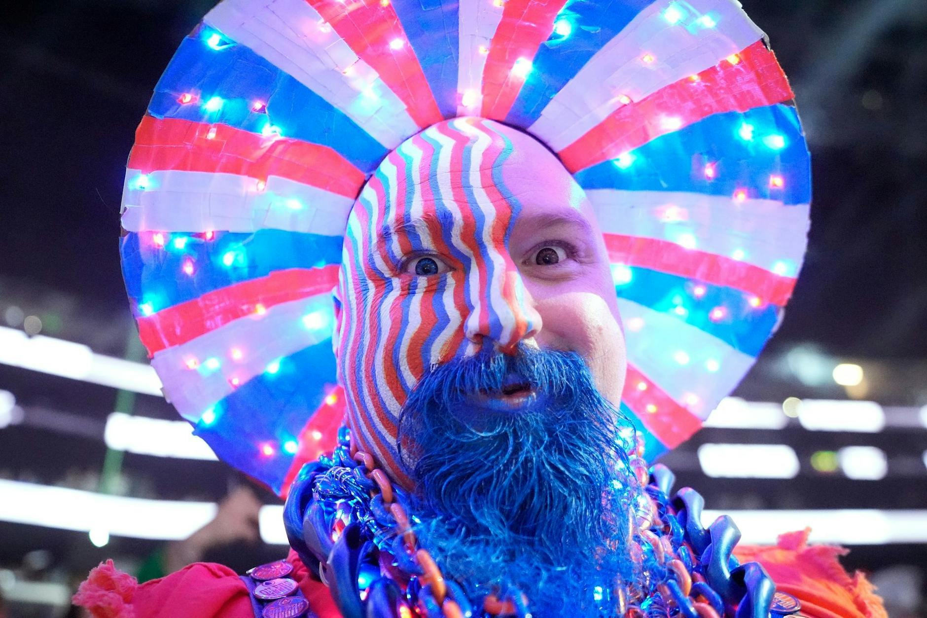 dpatopbilder - Ein Fan des Eishockey-Clubs Edmonton Oilers hat sich vor Spiel 3 der Playoff-Erstrundenserie in der NHL gegen die Los Angeles Kings in Schale geschmissen.