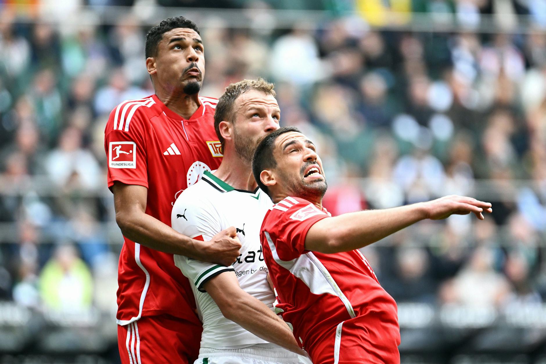 Danilho Doekhi, Marvin Friedrich und Rani Khedira (v.l.n.r.) liefern sich einen packenden Dreikampf.