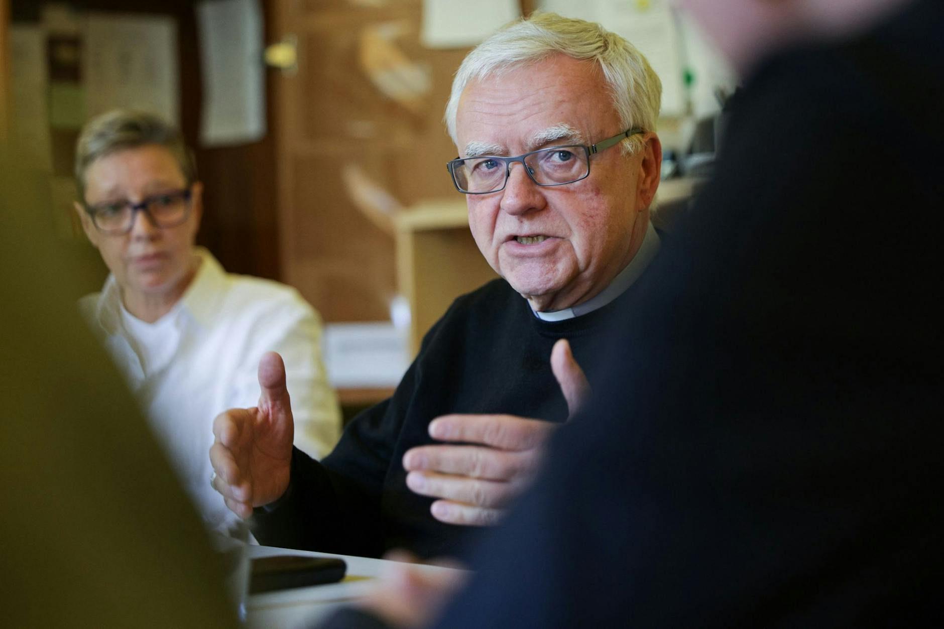 Berlins Erzbischof Heiner Koch im Gespräch mit Mitarbeitern der Station.