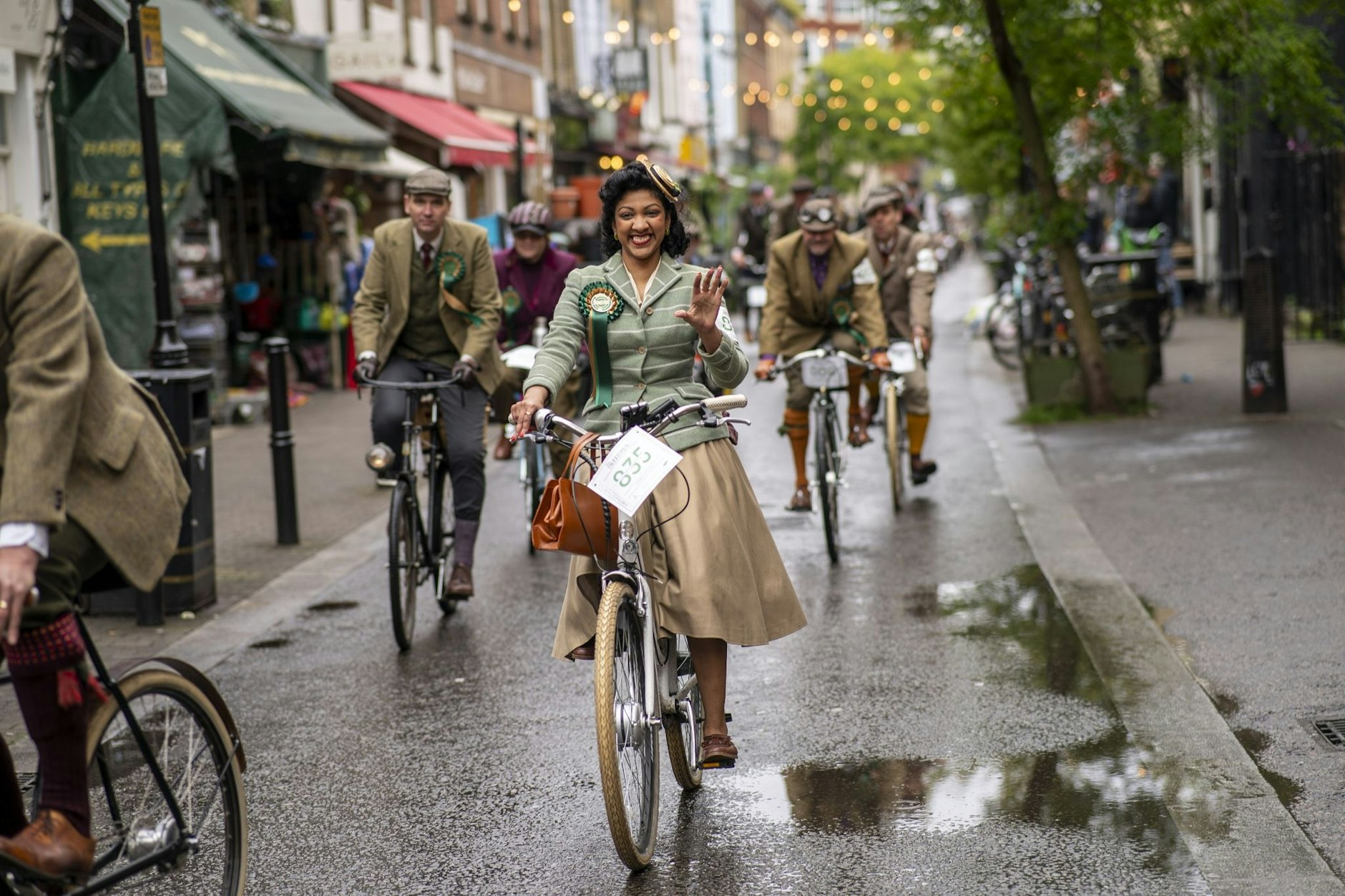 dpatopbilder - Durch London im Retro-Stil: Traditionell britisch gekleidet, vorzugsweise Tweed, und mit klassischen Fahrrädern sind die Teilnehmer des jährlichen «Tweed Run» unterwegs.  