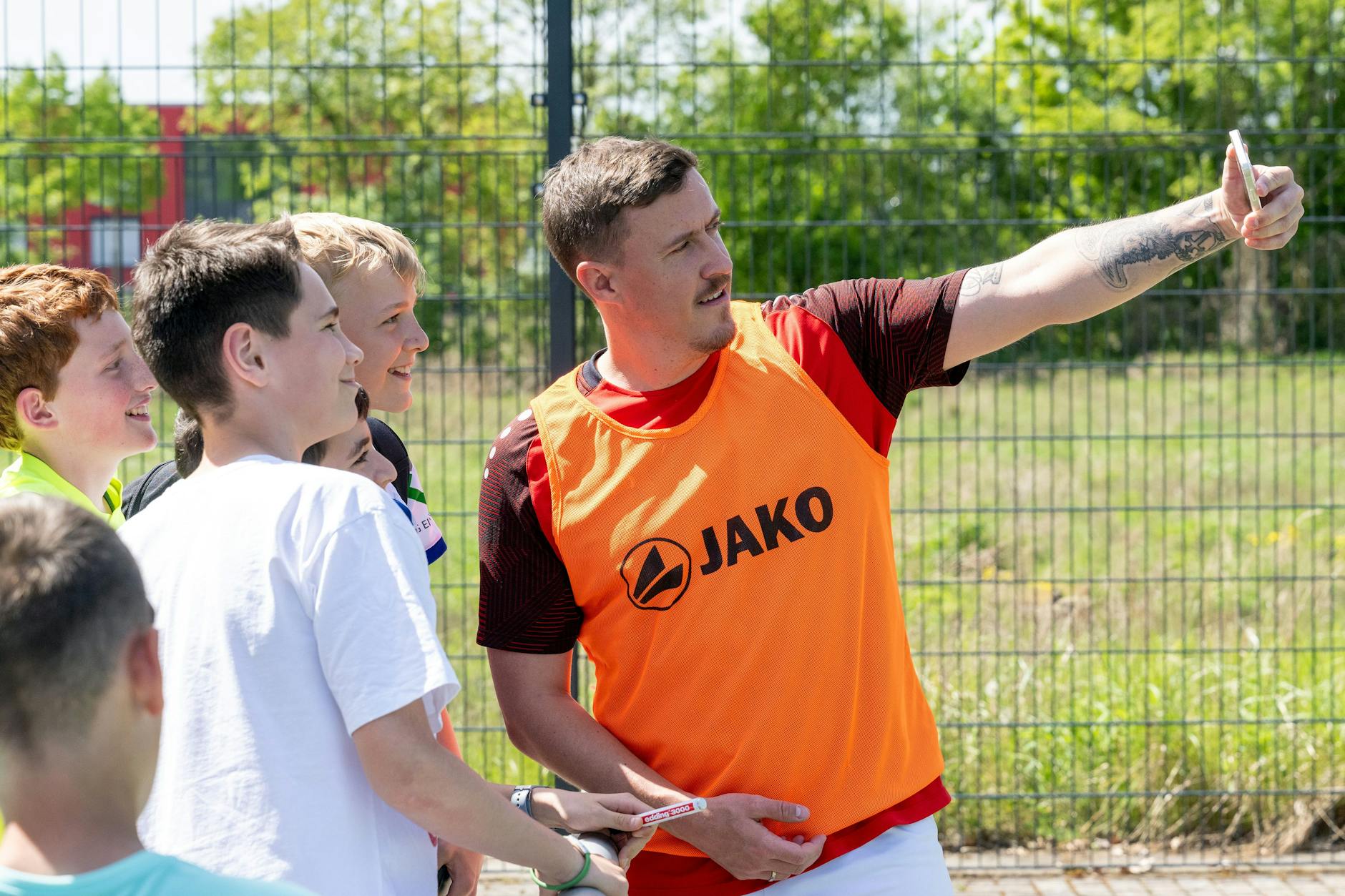 Max Kruse nimmt sich in Spandau Zeit für ein paar Selfies.